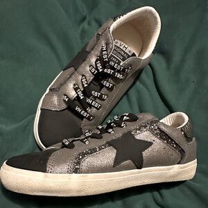 Vintage Havana Sneakers in black. Size 7.